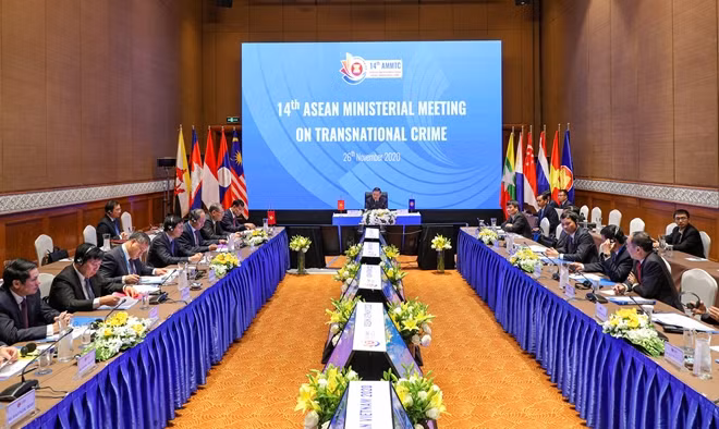 Bộ trưởng Tô Lâm và các đại biểu dự phiên họp toàn thể hội nghị AMMTC 14 tại điểm cầu Hà Nội.