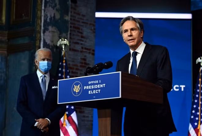 Ông Blinken phát biểu khi đứng cạnh Tổng thống Mỹ đắc cử Joe Biden. Ảnh: Getty Images