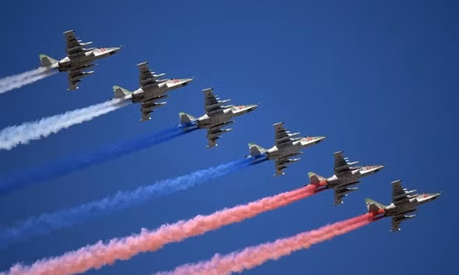 Cường kích Su-25 nhả khói màu cờ Nga tại lễ duyệt binh.