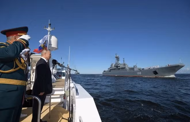 Hải quân Nga ngày 26/7 tổ chức duyệt binh ở cửa sông Neva tại thành phố St. Petersburg mừng 81 năm ngày thành lập lực lượng, trước sự chứng kiến của Tổng thống Putin. Cuộc duyệt binh năm nay có sự tham dự của 15.000 quân nhân, 219 tàu quân sự các loại, 71 máy bay chiến đấu thuộc biên chế hải quân và 126 thiết bị chiến đấu khác, theo TASS.
