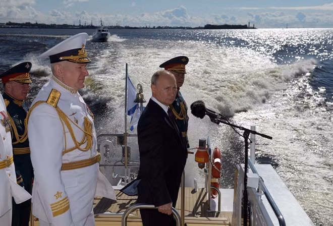 Phát biểu tại lễ duyệt binh, ông Putin cho biết năm nay, cuộc duyệt binh Hải quân Nga có sự góp mặt của hơn 40 tàu chiến mới, cho thấy khả năng tác chiến đã được tăng cường. Nhà lãnh đạo Nga cũng khẳng định sẽ biên chế cho Hải quân Nga những vũ khí ưu việt mới trong tương lai gần, trong đó bao gồm tên lửa siêu vượt âm Zirkon và ngư lôi hạt nhân Poseidon.