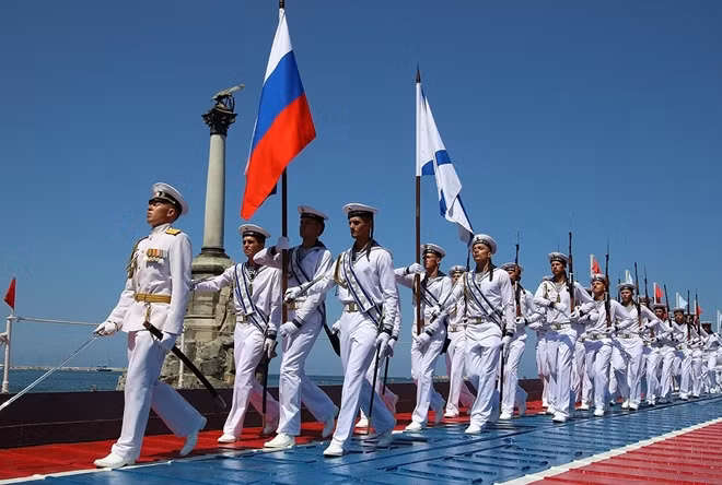 Ngoài St.Petersburg, các lễ duyệt binh quy mô nhỏ hơn đã được tổ chức ở các căn cứ hải quân quan trọng khác của Nga.