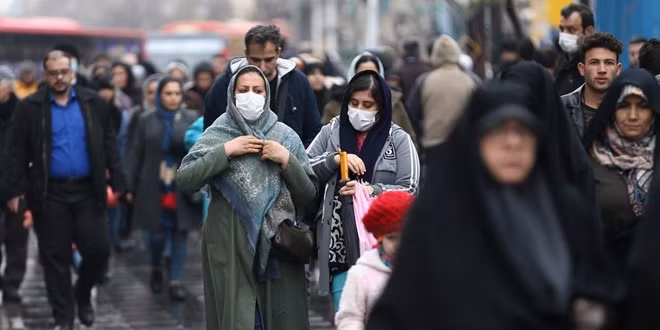Người Iran ít tuân thủ quy định đeo khẩu trang, một nguyên nhân dẫn đến tình hình dịch bệnh phức tạp. Ảnh: ITN