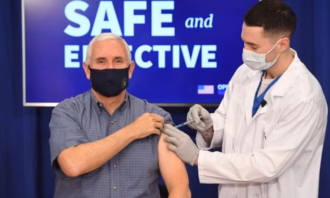 Phó Tổng thống Mỹ Pence tiêm vaccine COVID-19 công khai. Ảnh: NBCNews