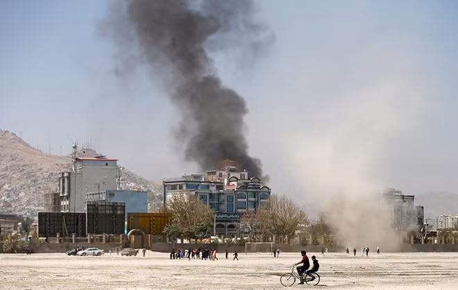 Cột khói bốc lên từ một vụ không kích ở Afghanistan. Ảnh: Reuters