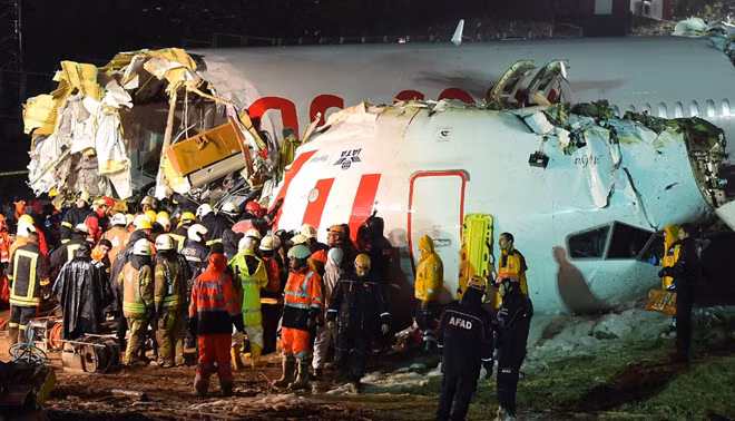 Chiếc Boeing gãy làm ba sau sự cố. Ảnh: Reuters