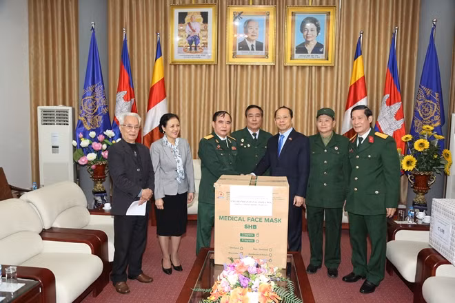 Đại sứ Campuchia Chay Navuth đón nhận khẩu trang y tế do các cá nhân, tổ chức thuộc Hội Hữu nghị Việt Nam- Campuchia trao tặng.