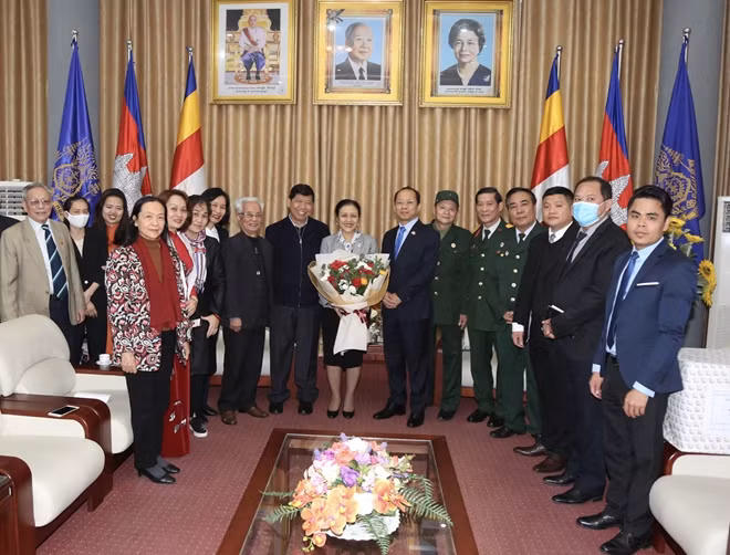 Chủ tịch Liên hiệp các tổ chức hữu nghị Việt Nam Nguyễn Phương Nga, Đại sứ Campuchia Chay Navuth và các đại biểu tham dự buổi lễ.