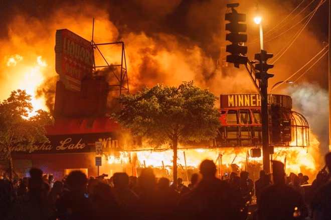 Người biểu tình đốt phá ở Minneapolis. Ảnh: Getty Images