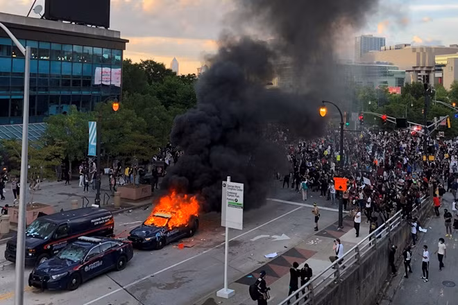 Xe cảnh sát bị đốt ở Atlanta. Ảnh: Reuters