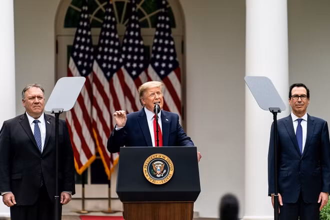 Tổng thống Trump xuất hiện ở Nhà Trắng khi công bố loạt biện pháp nhằm vào Trung Quốc. Ảnh: NYT