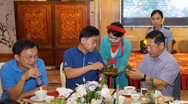 Du khách Hàn Quốc được mời thưởng thức "đặc sản" trầu cau khi tới Phượng Hoàng- Bắc Ninh.