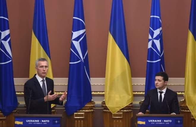 Ông Stotenberg và Tổng thống Ukraine Zelensky trong cuộc gặp năm 2019. Ảnh: AlJazeera