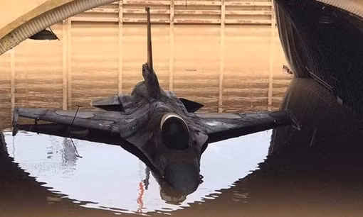 Lũ quét qua sân bay, tiêm kích F-16 ngập ngang bụng trong nước