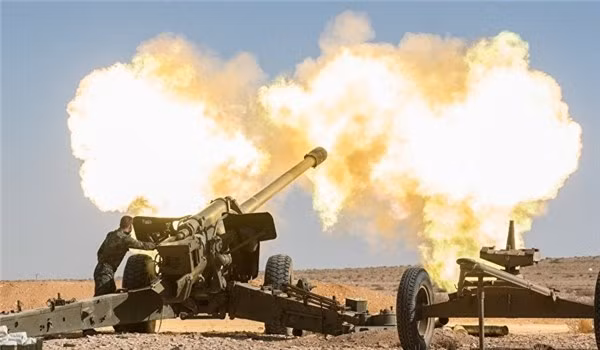 Pháo của quân đội Syria nã về khu vực phiến quân chiếm đóng. Ảnh: AMN