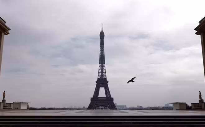 Paris vắng ngắt người qua lại vì dịch COVID-19. Ảnh: Reuters
