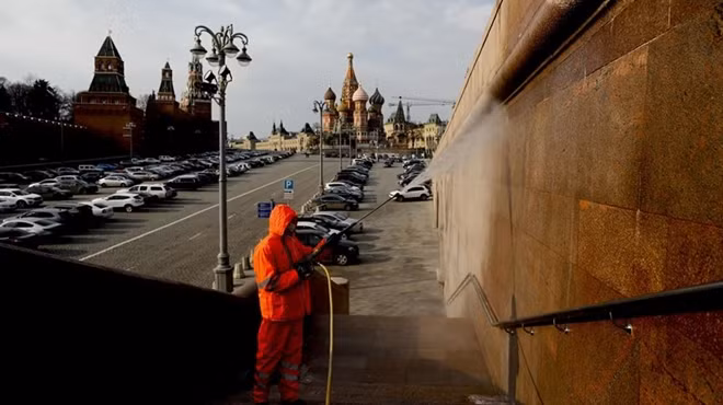 Nhân viên y tế phun khử trùng khu vực gần Điện Kremlin. Ảnh: ITN