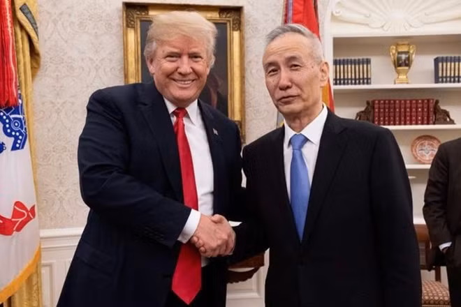Tổng thống Mỹ Donald Trump và Phó Thủ tướng Trung Quốc Lưu Hạc gặp gỡ tại Nhà Trắng. Ảnh: AP