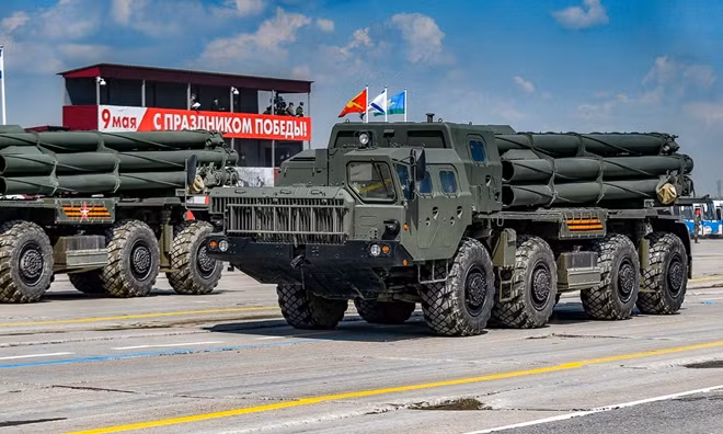 Trong ảnh là pháo phản lực phóng loạt Tornado-S, phiên bản nâng cấp của tổ hợp BM-30 Smerch. Mỗi xe Tornado-S có 12 ống phóng loại 300mm, có thể san phẳng một khu vực rộng hàng trăm mét vuông sau vài giây khai hỏa.