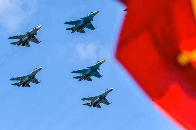 Tiêm kích bom Su-34 bay cùng tiêm kích Su-35 trên bầu trời ngoại ô Moscow. Có biệt danh "Thú mỏ vịt" nhờ phần mũi bẹt, Su-34 là dòng tiêm kích bom hiện đại được chế tạo để thay thế cho máy bay ném bom chiến thuật Su-24 vốn đã khá già cỗi. Ngoài nhiệm vụ tấn công mặt đất, Su-34 còn có khả năng không chiến tốt nhờ trang bị các loại tên lửa tầm ngắn và tầm xa.