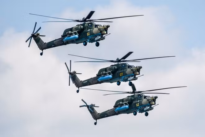 Trực thăng tấn công Mi-28N xuất hiện ở thao trường Alabino. Đây được xem là một trong những thế hệ trực thăng tấn công mạnh mẽ nhất thế giới. Mi-28NM đủ sức mang 16 tên lửa chống tăng tối tân của Nga như Ataka-V (có khả năng đâm thủng giáp thép cán dày 900mm), kèm ụ pháo phản lực và tên lửa đối không để chống lại các thiết bị bay tấn công tầm gần.