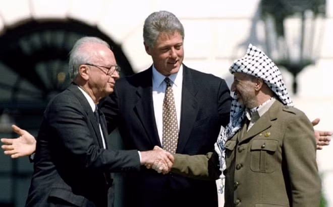 Tổng thống Mỹ Clinton, Thủ tướng Israel Yitzhak Rabin và nhà lãnh đạo Palestine Yasser Arafat cùng đứng trên bãi cỏ của Nhà Trắng vào ngày 19/9/1993.