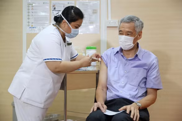 Ông Lý Hiển Long tiêm vaccine COVID-19. Ảnh: ITN