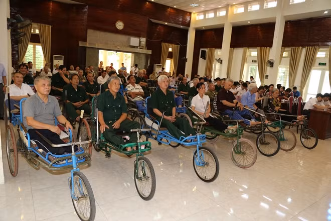 Các đồng chí thương binh nặng tới buổi gặp mặt trên những chiếc xe lăn cải tiến.