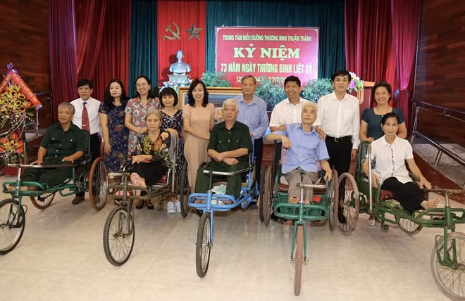 Các thương binh nặng tại trung tâm nhận quà từ ông Nguyễn Văn Hùng, Tập đoàn Quốc tế Phượng Hoàng và các nhà hảo tâm.