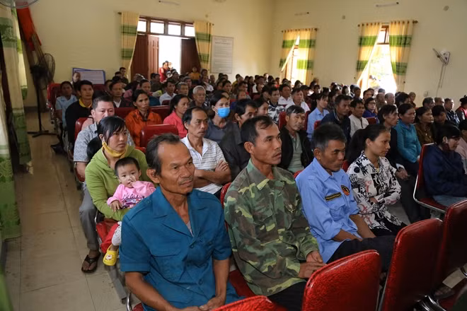 Bà con vui vẻ đến nhận quà.