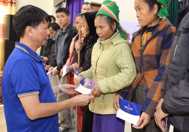 Ông Bùi Văn Tiến, Phó Tổng Giám đốc TMV Ngọc Dung trao quà, thăm hỏi bà con Thanh Chương.