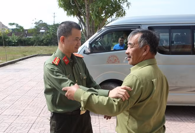 Thượng tá Trần Duy Hiển thăm hỏi một cựu chiến binh tại xã Thanh Liên, huyện Thanh Chương.