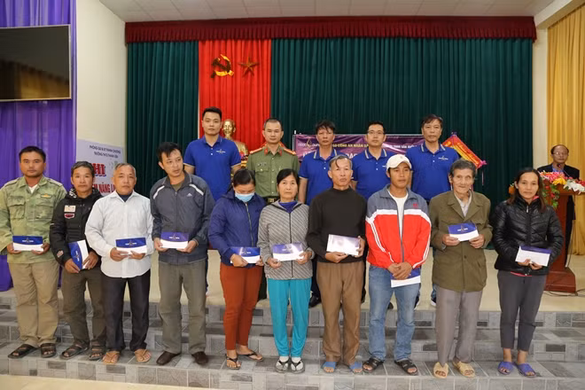 Đoàn công tác trao quà hỗ trợ bà con Thanh Chương sớm ổn định cuộc sống sau lũ.