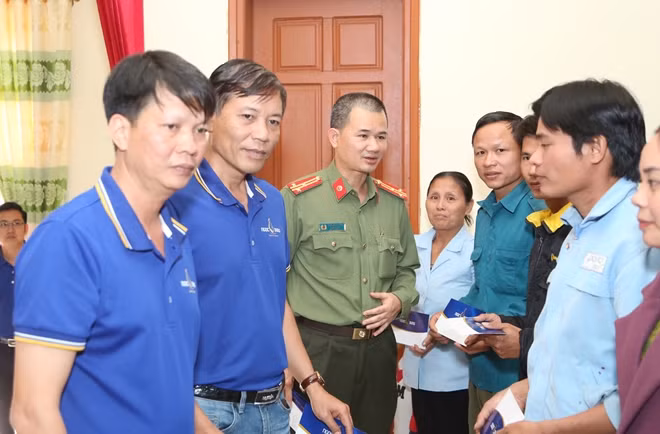Đoàn công tác tặng quà, trò chuyện với bà con huyện Thanh Chương.