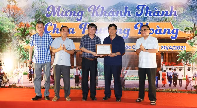 Đại tá Phạm Khải trao tặng ông Nguyễn Văn Hùng Bảng ghi nhận Tấm lòng vàng.