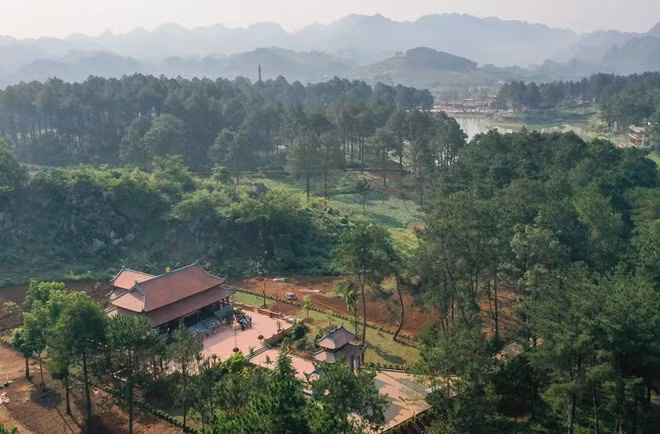 Chùa Phượng Hoàng toạ lạc trong không gian xanh tại Phoenix Mộc Châu Resort.