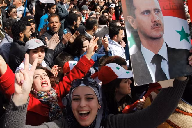 Người ủng hộ ông Assad xuống đường tuần hành cách đây không lâu. Ảnh: Getty Images