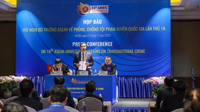 Thiếu tướng Lê Tấn Tới, Thứ trưởng Bộ Công an; Trung tướng Nguyễn Thanh Sơn, Cục trưởng Cục Đối ngoại; và Thiếu tướng Tô Ân Xô, Chánh Văn phòng Bộ Công an tại họp báo.