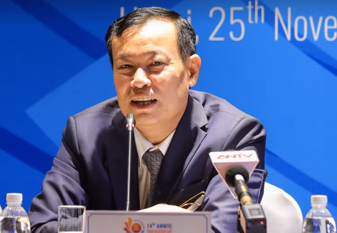 Thứ trưởng Lê Tấn Tới trả lời câu hỏi của báo chí.