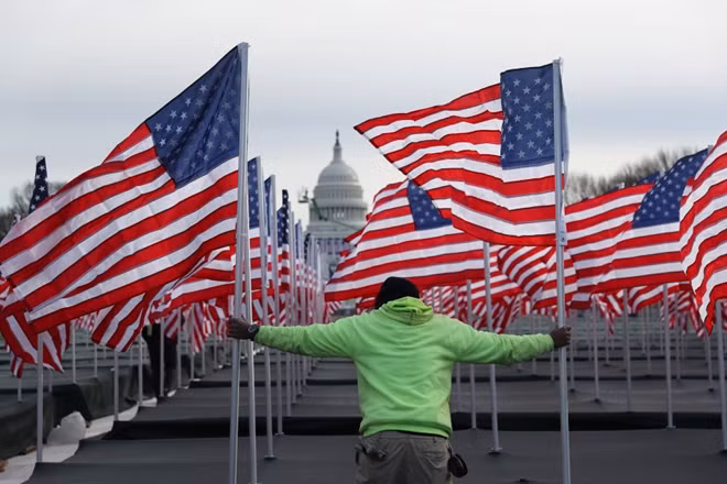 Theo USAToday, các nghi thức lễ nhậm chức của ông Biden sẽ bắt đầu từ khoảng 11h30 sáng (23h30 giờ Hà Nội. Để người dân có thể theo dõi khoảnh khắc trọng đại, lễ nhậm chức sẽ được truyền hình trực tiếp trên các kênh lớn và mạng xã hội.