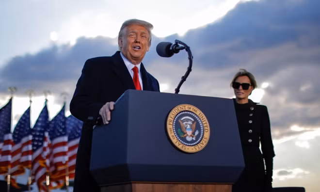Tổng thống Trump phát biểu cạnh đệ nhất phu nhân Melania ở căn cứ Andrews. Ảnh: ITN