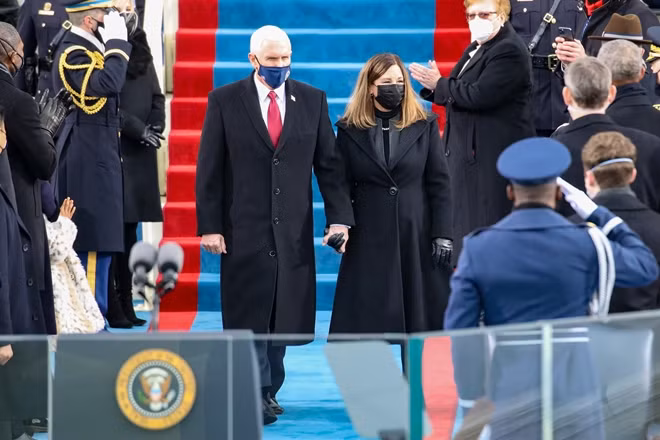 Phó Tổng thống Mike Pence và phu nhân xuất hiện gần Đồi Capitol. Ảnh: CNN