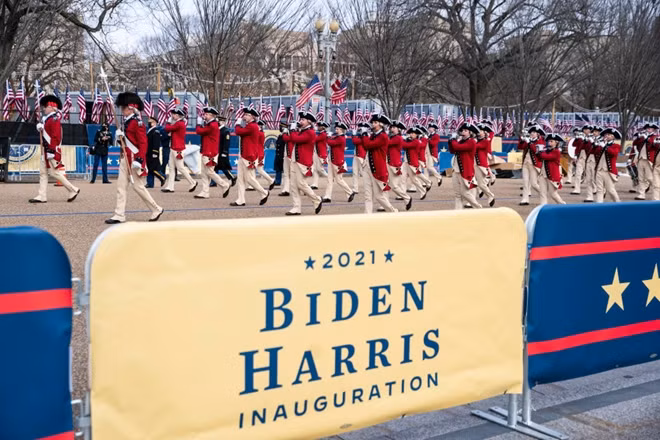 Phó tổng thống đắc cử Kamala Harris sẽ tuyên thệ nhậm chức trước Thẩm phán Tòa án Tối cao Sonia Sotomayor trước 12h trưa. Trong khi đó, Tổng thống đắc cử Joe Biden sẽ tuyên thệ nhậm chức trước Chánh án Tòa án Tối cao John Roberts vào trưa cùng ngày ở khán đài phía tây Điện Capitol.
