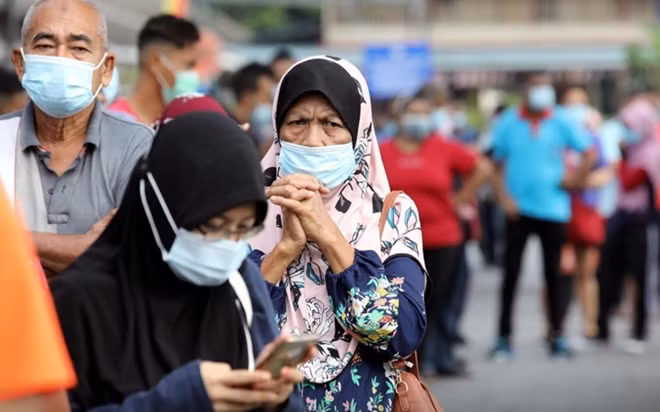 Phần lớn người Malaysia sẽ phải ở nhà trong vòng hai tuần tới. Ảnh: Reuters