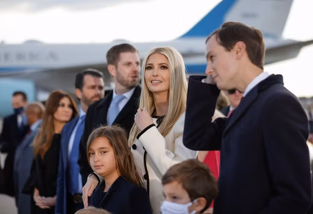 Các con và cháu của ông Trump xuất hiện ở căn cứ Andrews. Ảnh: Reuters Các con và cháu của ông Trump xuất hiện ở căn cứ Andrews. Ảnh: Reuters