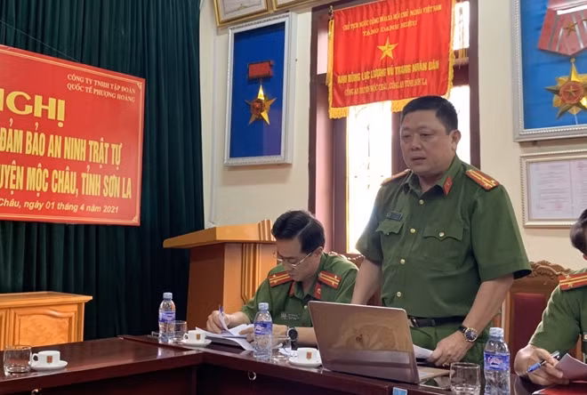 Thượng tá Thái Thọ Vinh, Phó Trưởng Công an huyện Mộc Châu phát biểu tại hội nghị.