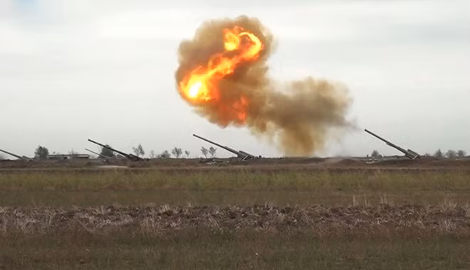 Lực lượng Azerbaijan khai hỏa pháo gần Nagorno-Karabakh. Ảnh: ITN