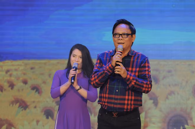 Trong khuôn khổ chương trình, Tập đoàn Quốc tế Phượng Hoàng đã mời nghệ sĩ Tấn Hoàng tới giao lưu và nhận được sự hưởng ứng nhiệt liệt của khán giả.