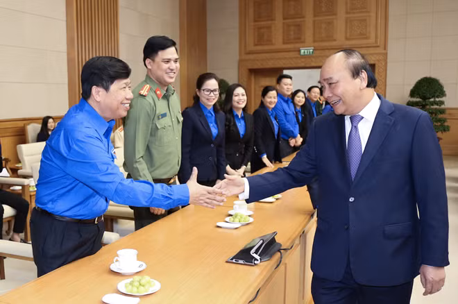Thủ tướng Nguyễn Xuân Phúc thăm hỏi cán bộ Đoàn qua các thời kỳ.