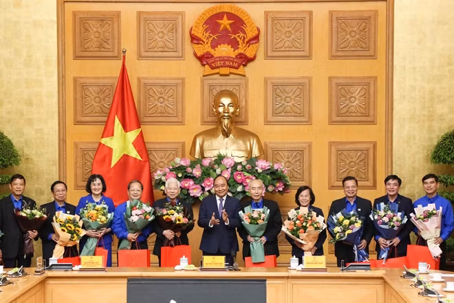 Thủ tướng Nguyễn Xuân Phúc tặng hoa và quà lưu niệm các cán bộ Đoàn qua các thời kỳ.